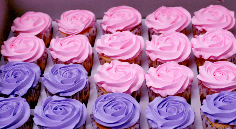 Món bánh cupcake hoa hồng cho ngày 20/10